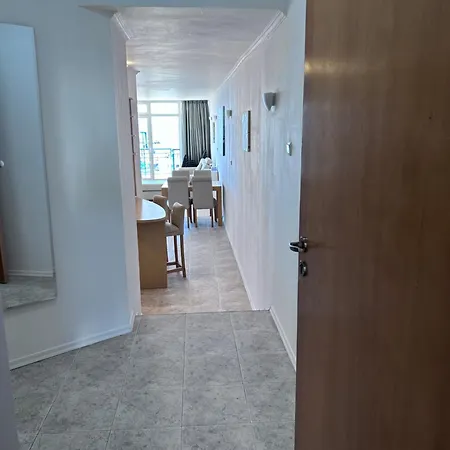 Spacious 1-Bedroom Sea View Apartment 2 Balconies *
